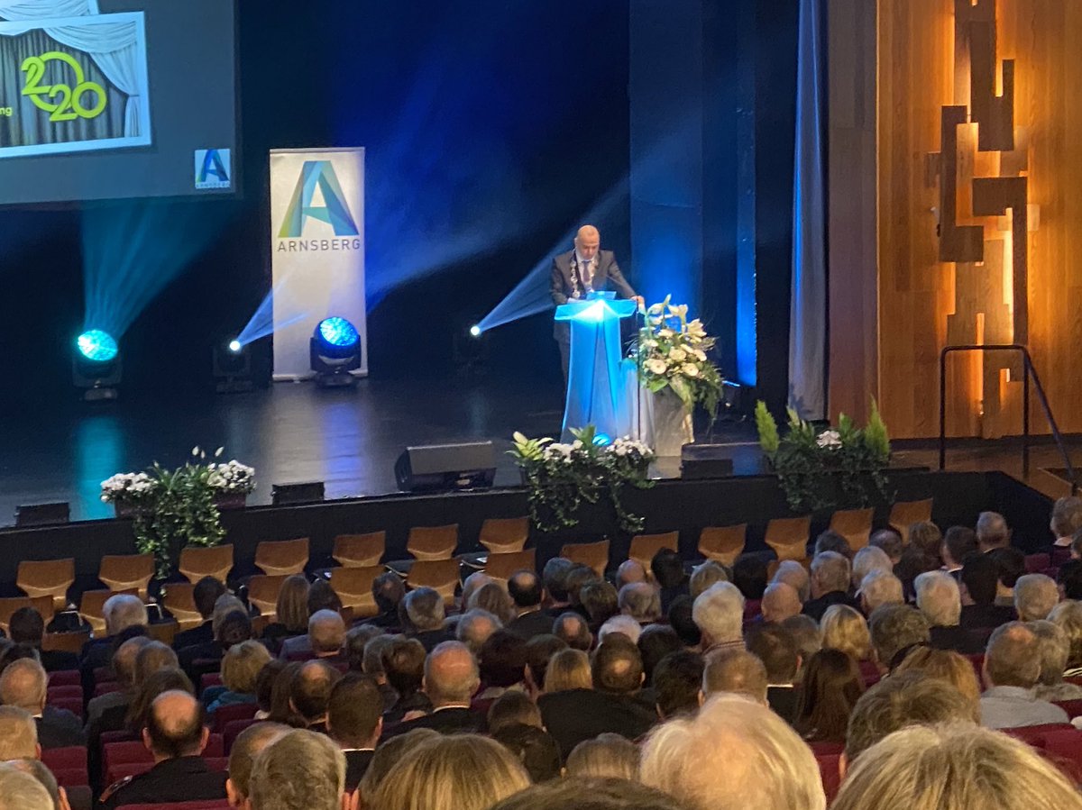 Neujahresempfang der Stadt #Arnsberg. Bürgermeister <a href="/RalfPaulBittner/">Bürgermeister Ralf Paul Bittner</a> begrüßt die Anwesenden im frisch sanierten und modernisierten #Sauerlandtheater. Großartige künstlerische Begleitung durch die #Freilichtbühne #Herdringen.