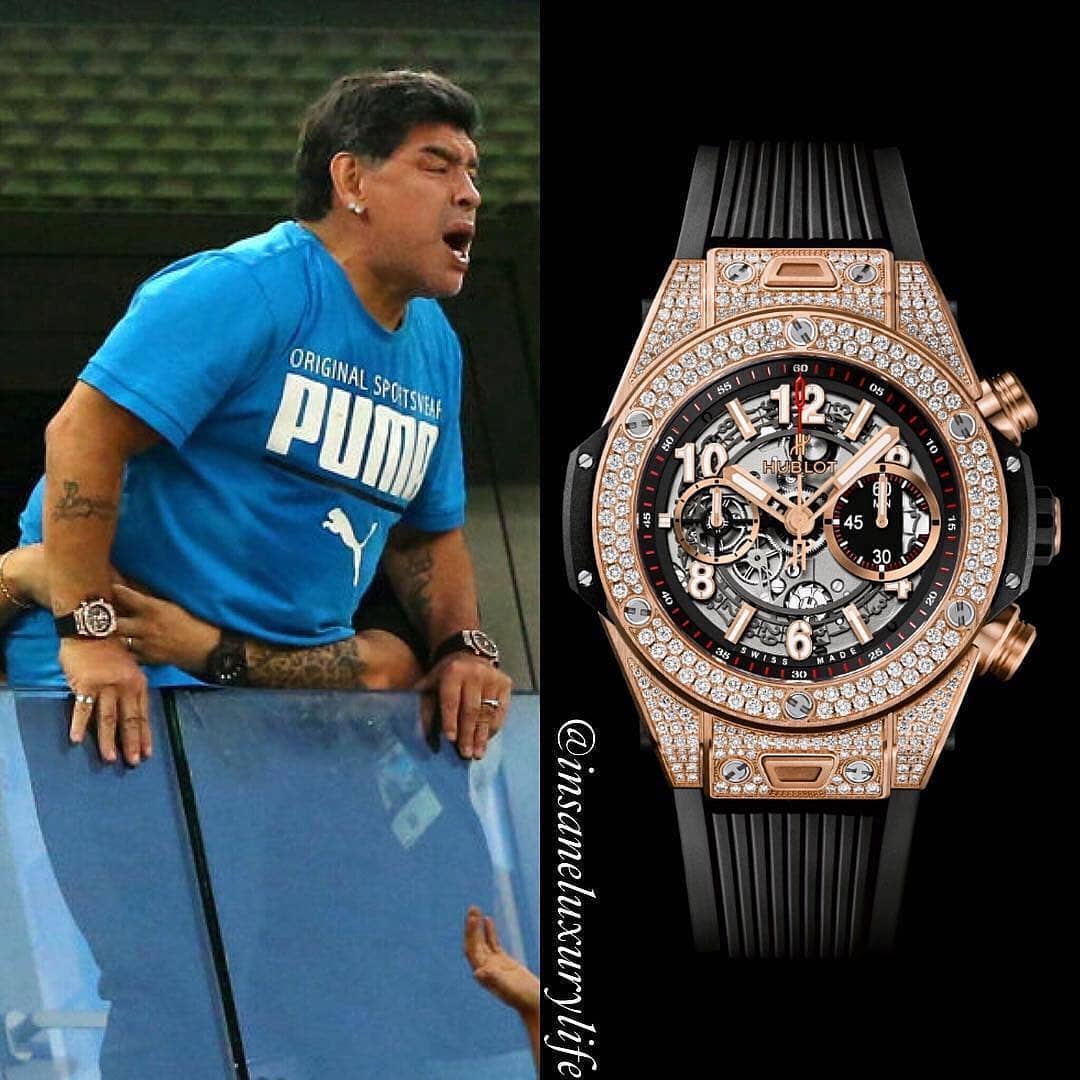 EpicureansWatch's tweet photo. It is good to be a football star 🏃‍♂️- @maradona seen double wristing the @hublot Big Bang Unico in rose gold with skeleton dial covered by 290 diamonds ☠️💎✨ It seems that one is not enough... :-) Price tag $49,300 x2 💸💸
〰️
📸 @insaneluxurylife
.
.
.
.
.
#montawatch # https://t.co/4dSYWiK5on