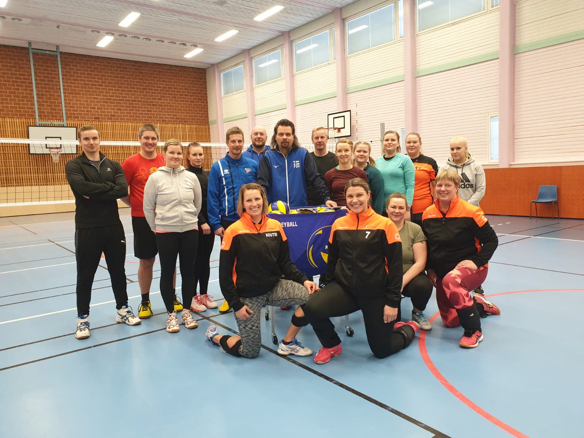 Skibroo's tweet photo. Näpättiin #tekniikkakoulu @seppoklaus in ex-kotisalissa. Kiitos MuhosVolley96 ja Kaija järjestelyistä! 🏐💪🏻👌🏻 #Muhos #MuhosVolley96 #koulutus #junnulentis #PoSu #MuPs #paljonlegendaa #trampoliinihyökkäykset #pystyyn https://t.co/p2TfJpvD5s
