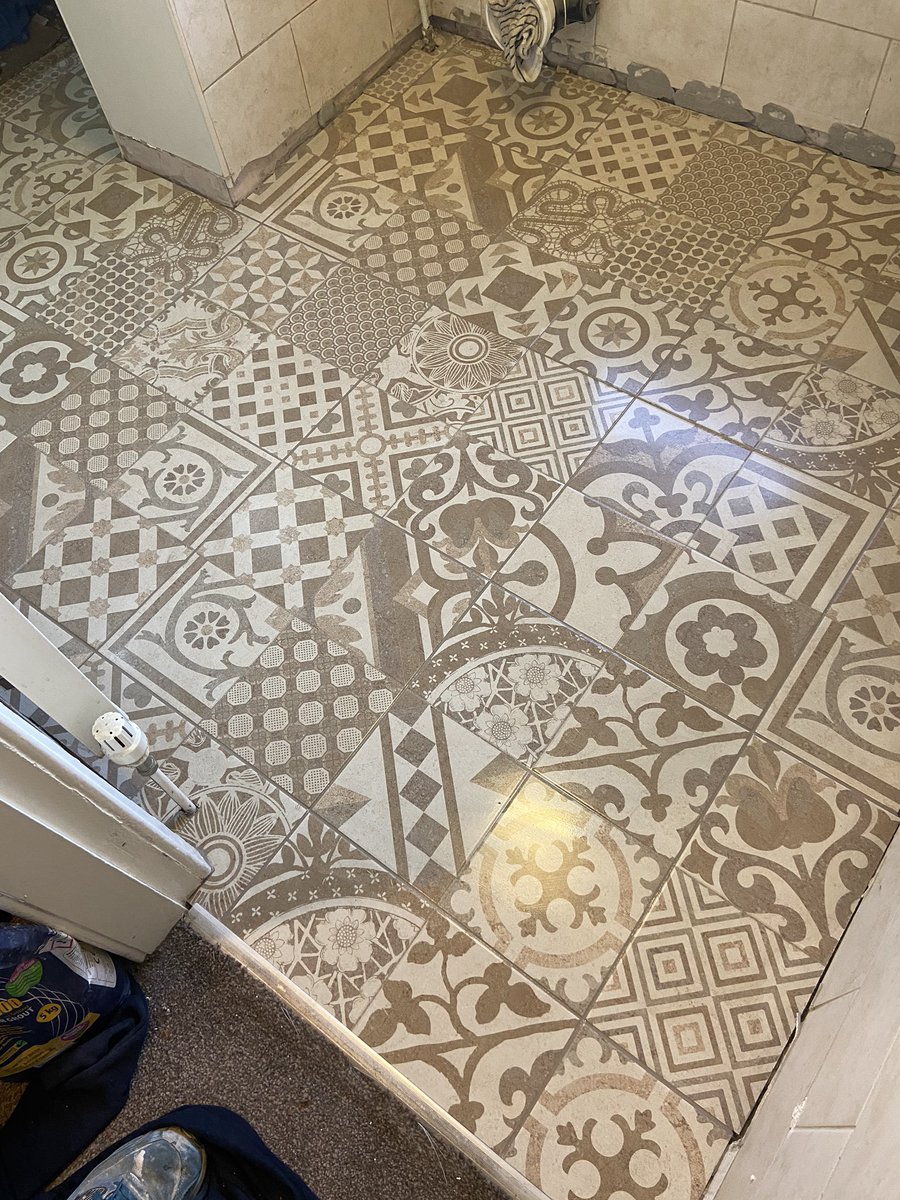 wall_pc's tweet image. Nice little weekend bathroom floor. @TilesDirectLtd 450x450 
@tilemasteradhes aspen grout 3000