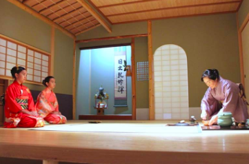 morikamimuseum's tweet photo. Starting at 1 p.m., observe the peace and quietude that accompanies sado, a traditional Japanese #teaceremony at the Yamato-kan. 🍵 #Osho2020 https://t.co/SAD4mwie4n
