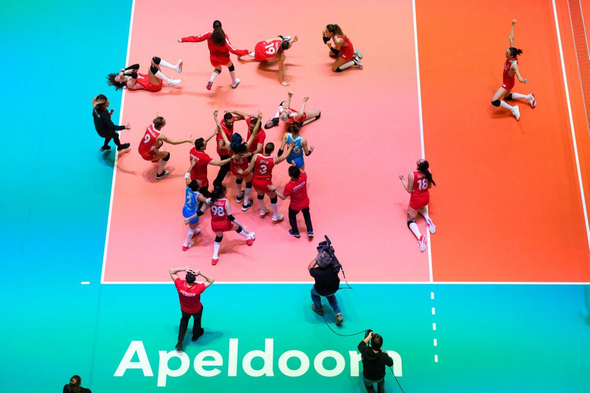 GalatasaraySK's tweet photo. 🇹🇷 #FileninSultanları 2020 CEV Tokyo Olimpiyatları’nda! 
2020 CEV Tokyo Olimpiyatları Avrupa Kıta Elemeleri Finali'nde Almanya’yı 3-0 mağlup ederek 2020 Tokyo Olimpiyat Oyunları’na doğrudan katılma hakkı elde eden A Milli Kadın Voleybol Takımımızı yürekten kutluyoruz. https://t.co/RO76uBnR7V