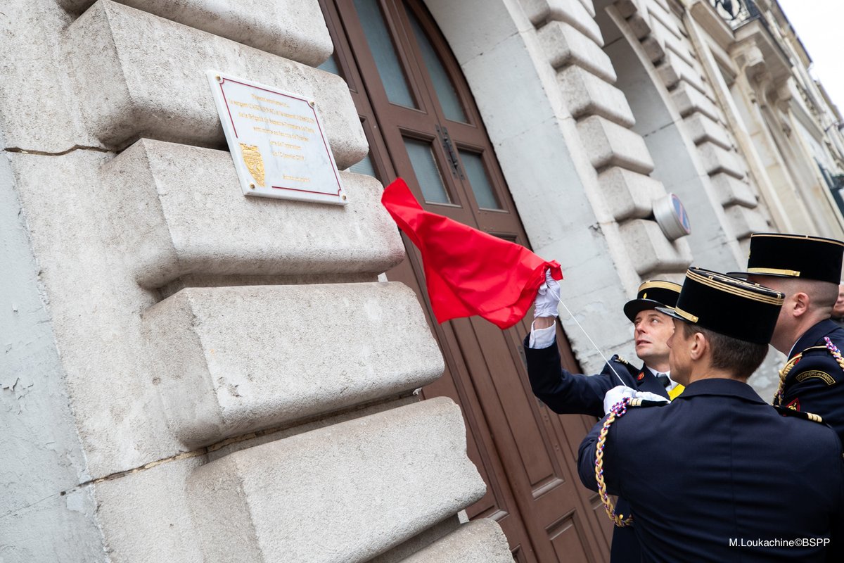 PompiersParis's tweet photo. Ce matin s’est déroulée une cérémonie en hommage au sergent Simon Cartannaz et au caporal Nathanaël Josselin, morts au feu le 12 janvier 2019. Cette cérémonie s’est tenue dans le IXe arrondissement, au coeur de la rue de Trévise, lieu témoin de leur ultime sacrifice https://t.co/VimHuCOv16