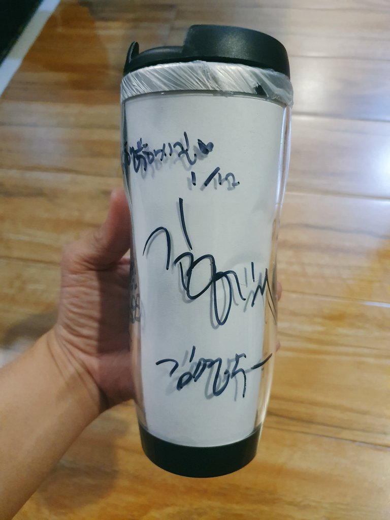 minyasha18's tweet photo. Grabe!! Myungsoo di ko alam mararamdaman ko 😭😭
But I'm super happy that I won the tumbler that you customized (signed+ message) and that bonus selfie w/ U 😭😍🥰❤. I'm very happy to see you in Manila. Hope to see you in your Korea Fan Meet too. 🙏😊
MAHAL KITA!❤❤❤
#KMSinMNL https://t.co/l2nRHD7QMh