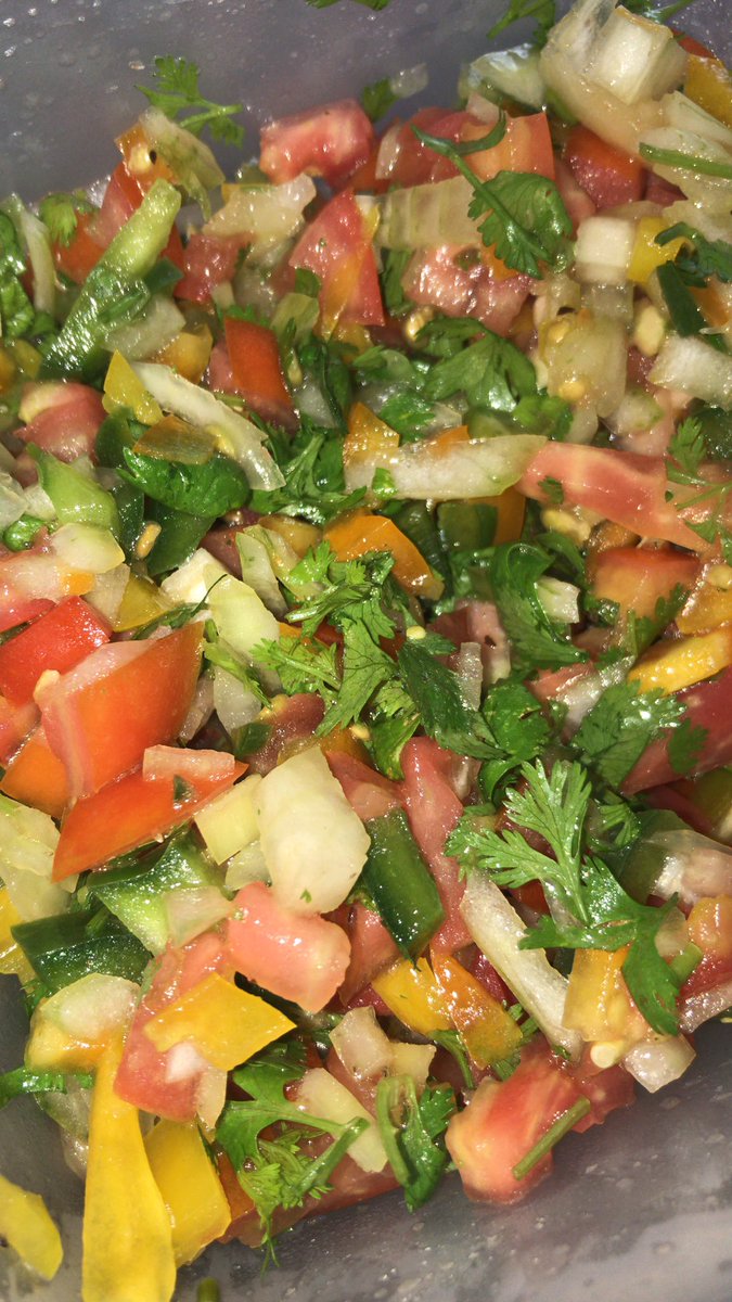 Marladukharan's tweet photo. Salsa, to go with the pulled pork, and a pasta salad. #SundayLunch #NewYearGoals #TryingToBehave https://t.co/yu2hqVP0yL