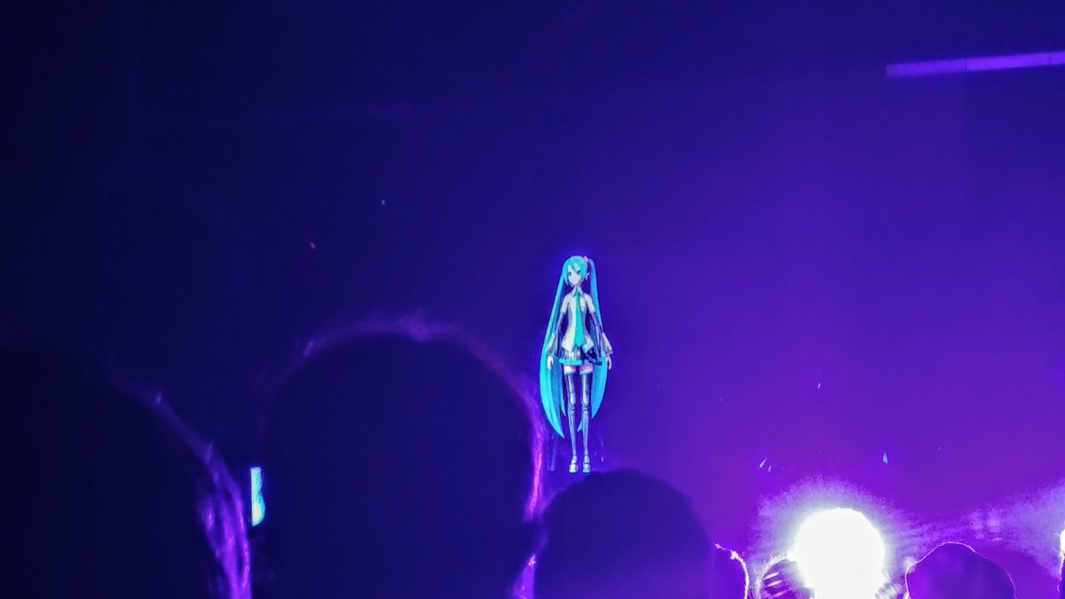 Visualsights's tweet image. A quick summary of the photos I got from the Miku Expo event I also have some short videos.  🎶📸