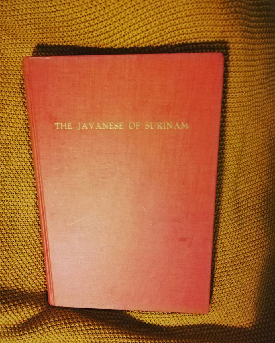 YvetteKopijn's tweet image. De eerste editie van The Javanese of Surinam&apos; (Waal Malefijt, 1963) in the pocket!
Het 1e #proefschrift over #Javanen in #Suriname dat werd geschreven over een vrouw, die voor het eerst  Javanen zelf aan het woord liet.
Inspiratie voor mijn eigen proefschrift!
#femalescholars