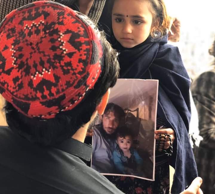 A picture Speaks a Thousand Words.
No one can not feel the pain of this child.
@GulBukhari @mazdaki @gabeeno @nidkirm 
#PashtunLongMarch2Bannu