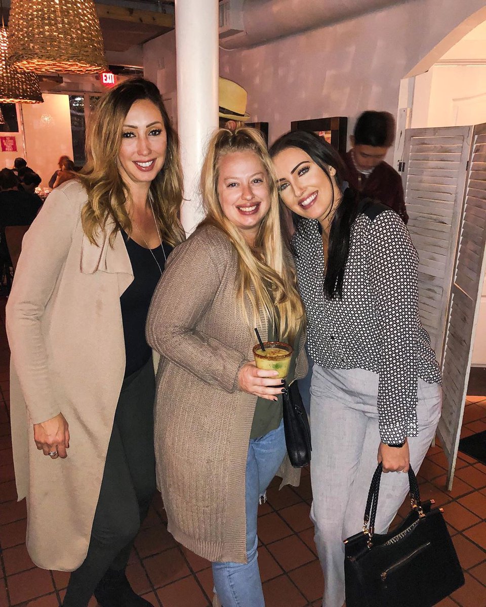 Wedding planning is thirsty work. Stop by after the #bridalextravaganza at the Palmer Center. 📸: @kayleeray23
•
#elalma #elchilegroup #rooftoppatio #patio #atx #austin #margaritas