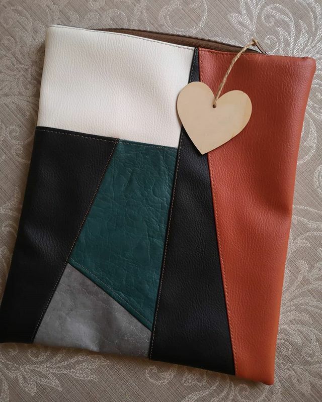 KilluKalli's tweet photo. Vahepeal möllan teiste materjalidega ka...
See kunstnahast voodriga kotike sobib näiteks kosmeetika või kunstitarvete jaoks. Paki kasvõi võileib kaasa.
Ps. Kuigi on miniläpaka mõõtu, siis see sinna sisse ei mahu kuna suue liiga kitsas. https://t.co/W6fTzmeHqH https://t.co/16KcJiYWo5