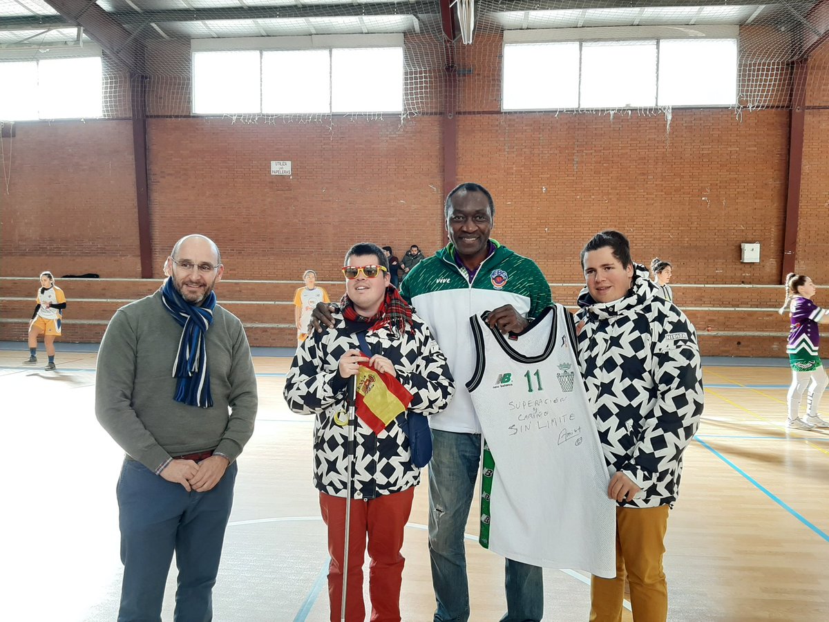 elfarodemeiras's tweet photo. @skisinlimites @AytoGranada @ebg @CDAgustinos Se os quiere, se os #admira, se os agradece toda la #inspiration y #ejemplaridad 

Y vampos a esperaros con mi jefe @EmilioJGuerrero en @ZonaVerde101 de la casa de la #genete que buscan superarse siempre en @101tvMalaga https://t.co/v6Mlz2vmF8