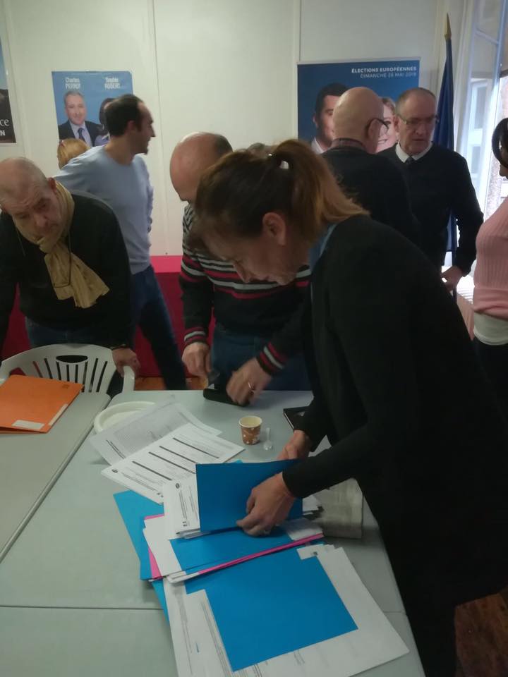 SophieRobert_'s tweet photo. Hier, et comme chaque samedi, nous étions très nombreux à la permanence du @RNational_off  pour préparer les élections #municipales2020 de #SaintEtienne et nous avons fêté l’anniversaire de notre responsable presse, Caroline ! 🎂
#SaintEtienneCnous https://t.co/40DLKc2CMx