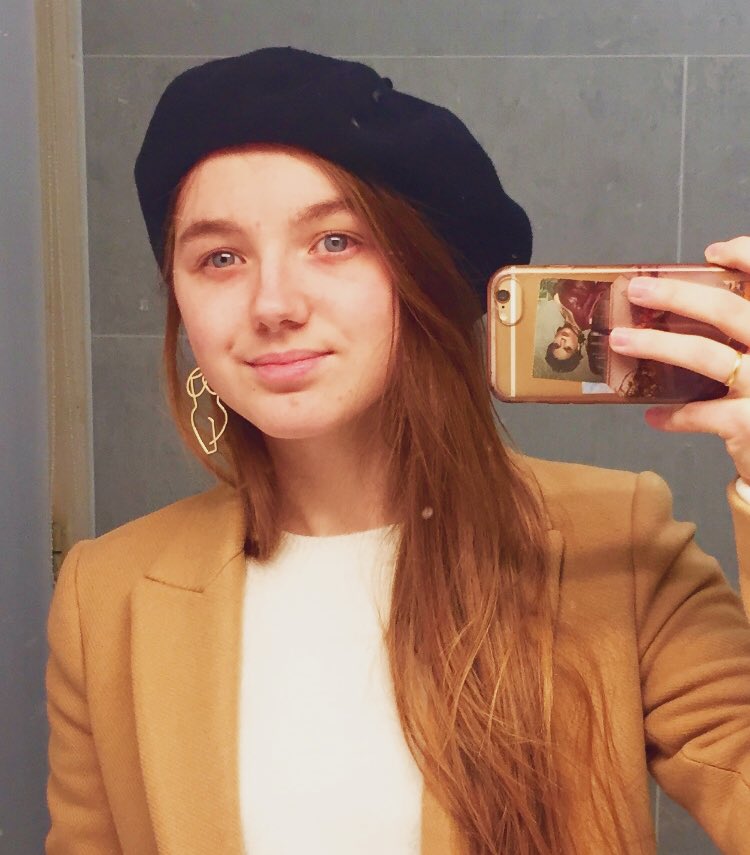 lesminollate's tweet photo. #SelfieForMaitino Me llamo Clara, 19 años, soy francés (perdón por mi español). Soy estudiante de derecho y quiero especializarme en la defensa de las mujeres. Cuando era pequeña mi sueño era ser actriz, (y todavía sueño en secreto con convertirme en una). Me gusta la literatura https://t.co/NswASIJjpc