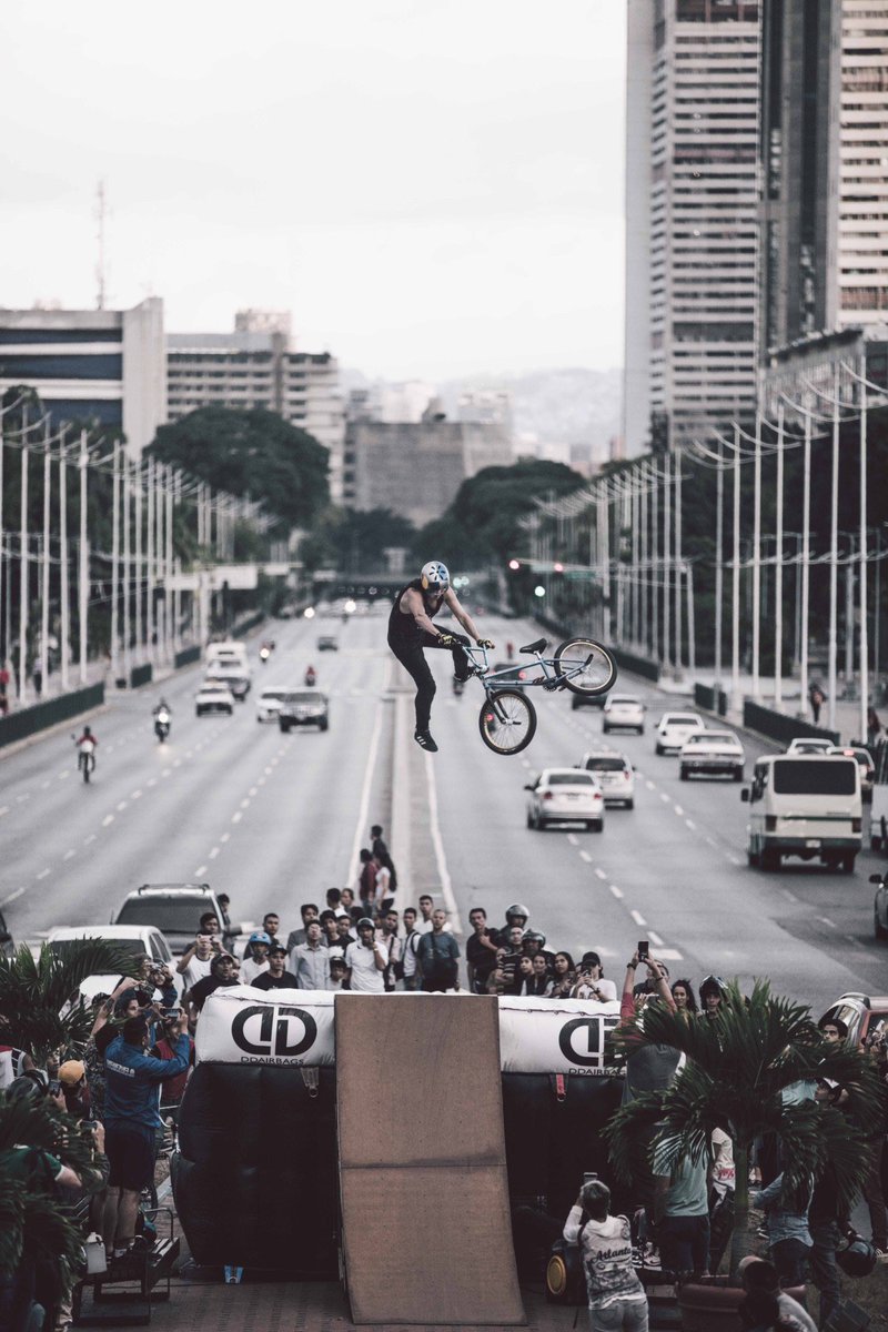 Danieldhers's tweet photo. ¡MUCHAS GRACIAS! Ayer después de toda adversidad logramos llevar las rampas alrededor de Caracas para hacer algo diferente. La enseñanza que me llevo es, el que sin importar que tan difícil se puso igual se pudo - como decían todos ayer “si se puede!” https://t.co/pDjA0zpqwl