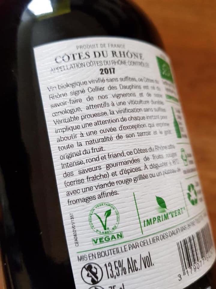 ProfesseurBang's tweet photo. Et maintenant, sous vos yeux ébahis : un côtes du Rhône vegan, à déguster «avec une viande rouge grillée ». https://t.co/xcadNikWgV