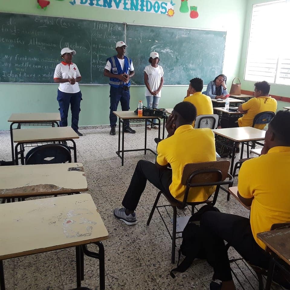 crdbavaro's tweet photo. Bávaro Punta Cana - domingo 12 de Enero, voluntarios del programa de #socorro y #juventud, de la filial de #cruzrojadominicana  de Verón,  realizan   labores de inducción sobre #cruzroja a personal docente y alumnos del liceo Francisco del Rosario Sanchez de Verón.#crj #PuntaCana https://t.co/BBgHqEeacz