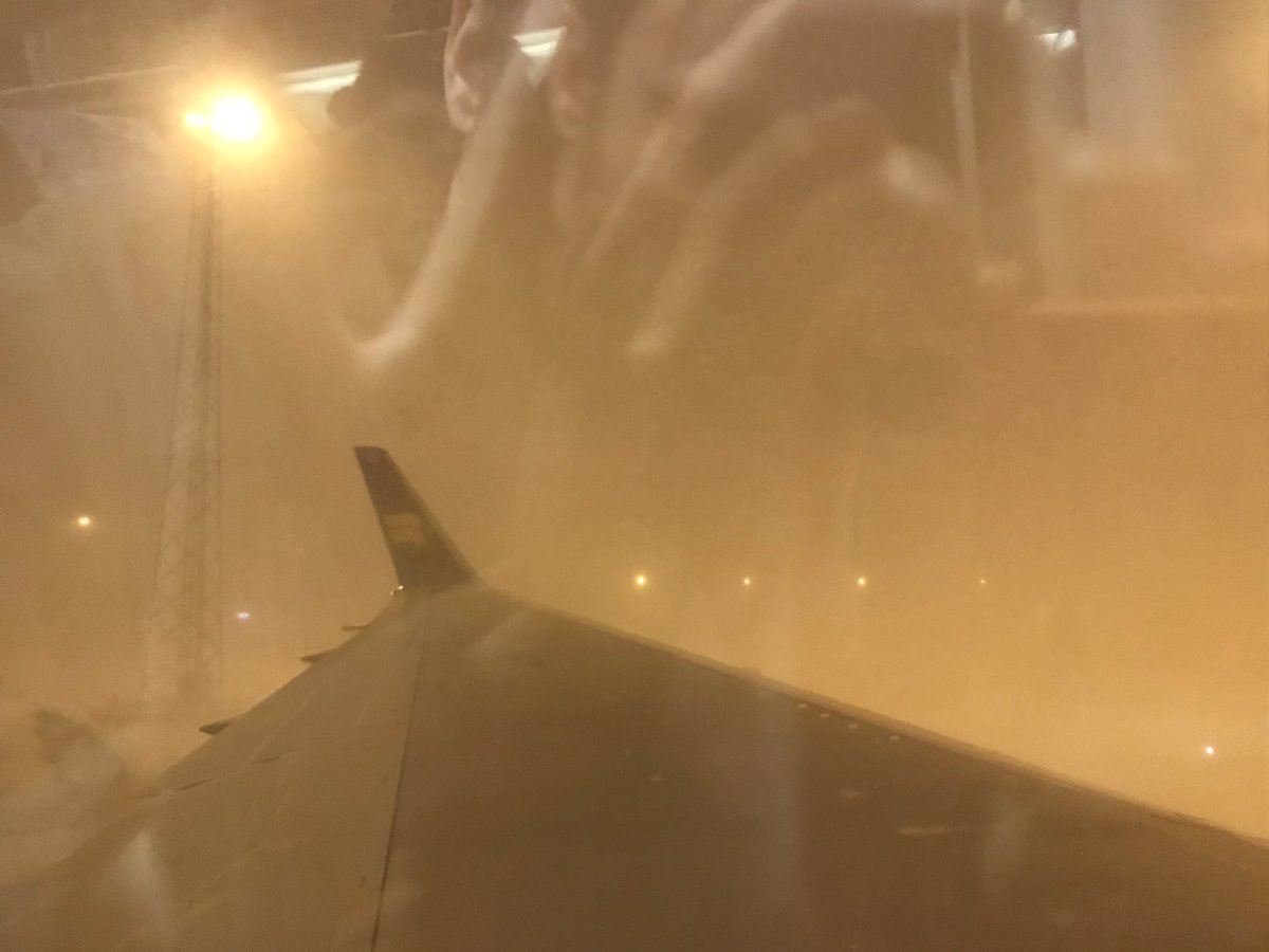 AnnaLilja's tweet photo. Um borð í FI-205 frá Kaupmannahöfn sem lenti í Keflavík fyrir 50 mínútum. Ekki hægt að komast frá borði og verið var að tilkynna að það yrði líklega ekki fyrr en eftir kl 20. https://t.co/3faPPcr3IZ