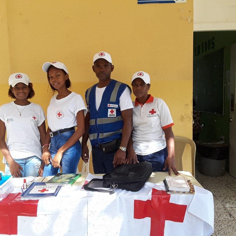 crdbavaro's tweet photo. Bávaro Punta Cana - domingo 12 de Enero, voluntarios del programa de #socorro y #juventud, de la filial de #cruzrojadominicana  de Verón,  realizan   labores de inducción sobre #cruzroja a personal docente y alumnos del liceo Francisco del Rosario Sanchez de Verón.#crj #PuntaCana https://t.co/BBgHqEeacz