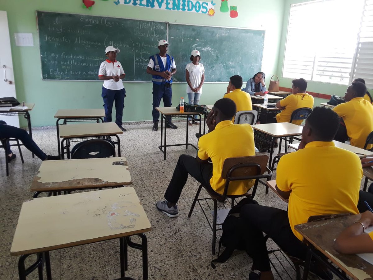 crdbavaro's tweet photo. Bávaro Punta Cana - domingo 12 de Enero, voluntarios del programa de #socorro y #juventud, de la filial de #cruzrojadominicana  de Verón,  realizan   labores de inducción sobre #cruzroja a personal docente y alumnos del liceo Francisco del Rosario Sanchez de Verón.#crj #PuntaCana https://t.co/BBgHqEeacz