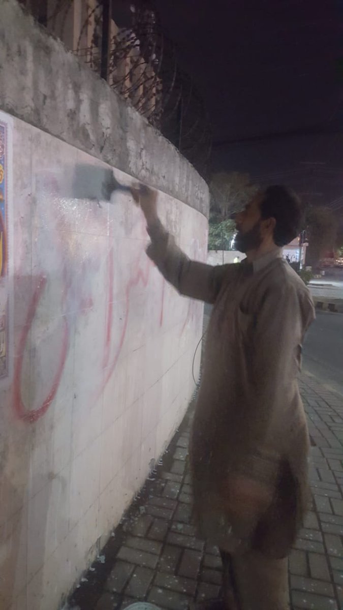 Tabraizmarri's tweet photo. Peaceful protest is the right of every Citizen, damaging infrastructure and creating mess isn't. On the contrary its quite absurd. High time action is taken against those who have mistaken the walls/bridges of #lahore for a giant advertisement board
#CampaignStarts
#DistrictAdmin https://t.co/XUuTzT5lq3