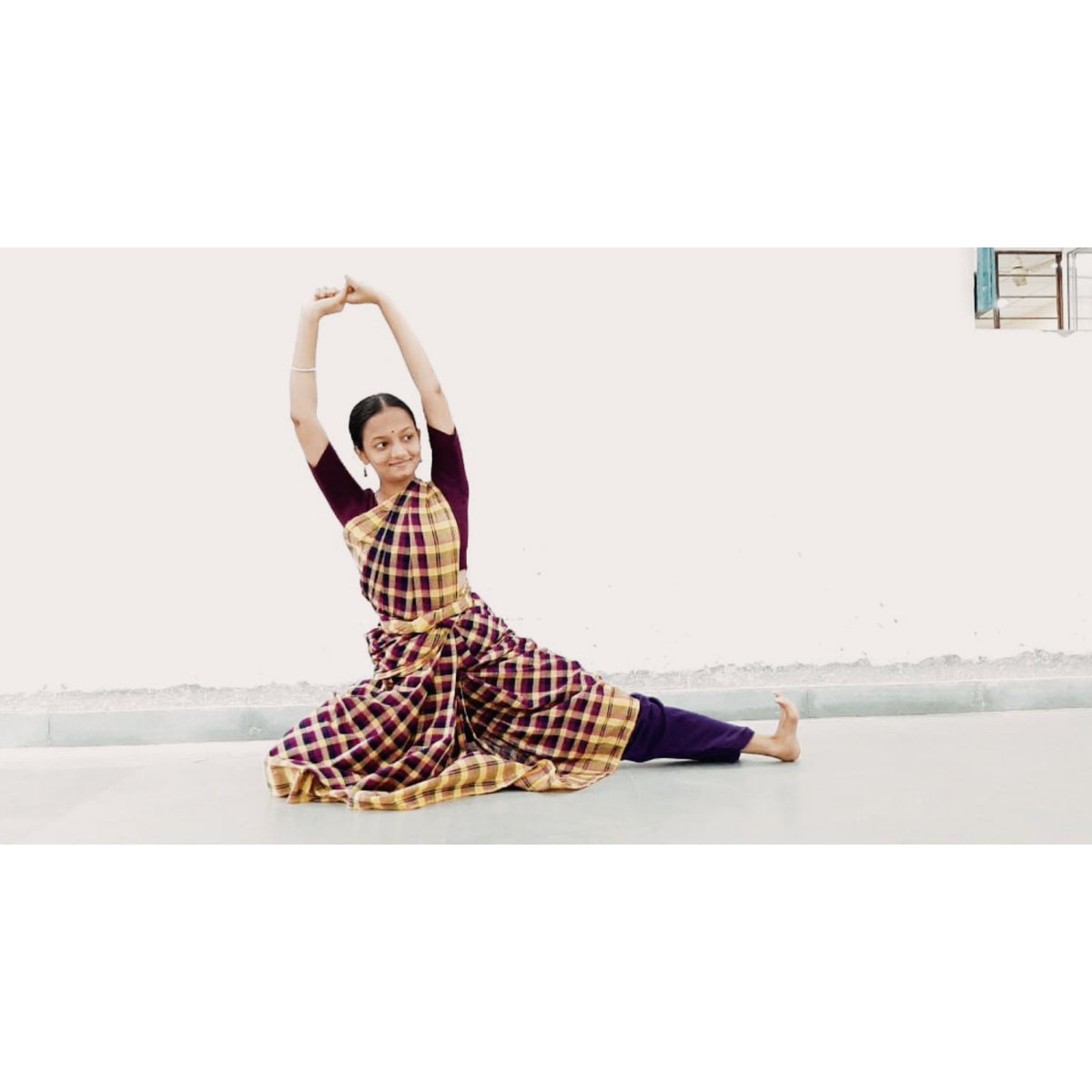 kinkini_vibe's tweet photo. All I care about is dance. And like, maybe 3-4 people :p
.
#practicesaree
#training #bharatanatyam #india #culture #dancing #indianclassicaldancers #dancegasm #creativedance
#classicaldance #dance #indiandance #classical #dancers #art #indian #dancerlife https://t.co/VyevllBVzz