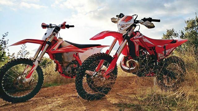girl_andherbik's tweet photo. KTM vs. BETA
Which would you pick?
.
πΈ @theworldofz
#orangecrew #ktm250xcf #betaxtrainer #aghb https://t.co/2JGSXmVnil https://t.co/j6sdhJfz4M