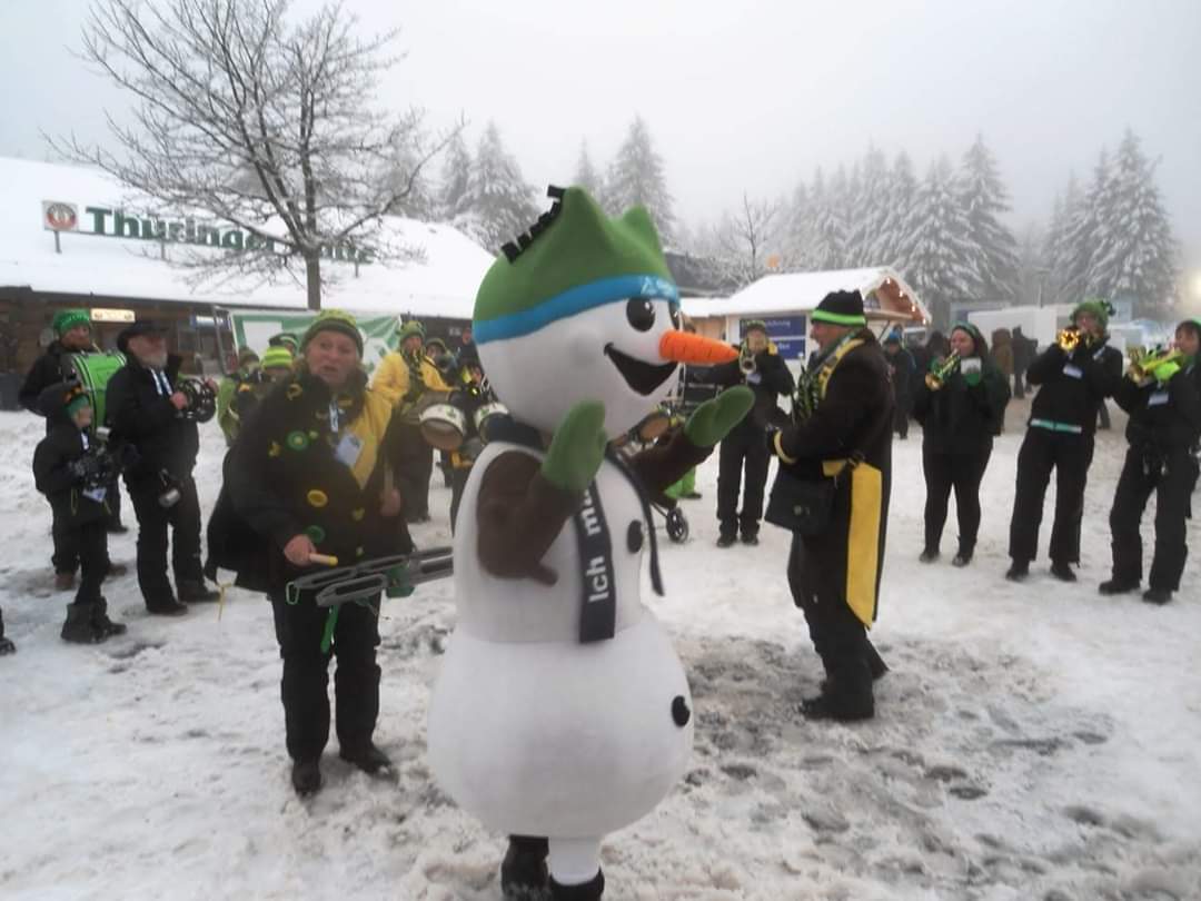 1ThGuggen's tweet photo. Schnee, Biathlon und die Guggen... Unser Startschuss für 2020 ist gefallen. Es war ein tolles Event, wir freuen uns auf unseren nächsten Auftritt zum Skispringen in Brotterode am 08.02. #skijumping #guggen #brotterode https://t.co/vd8FqgE8Uo