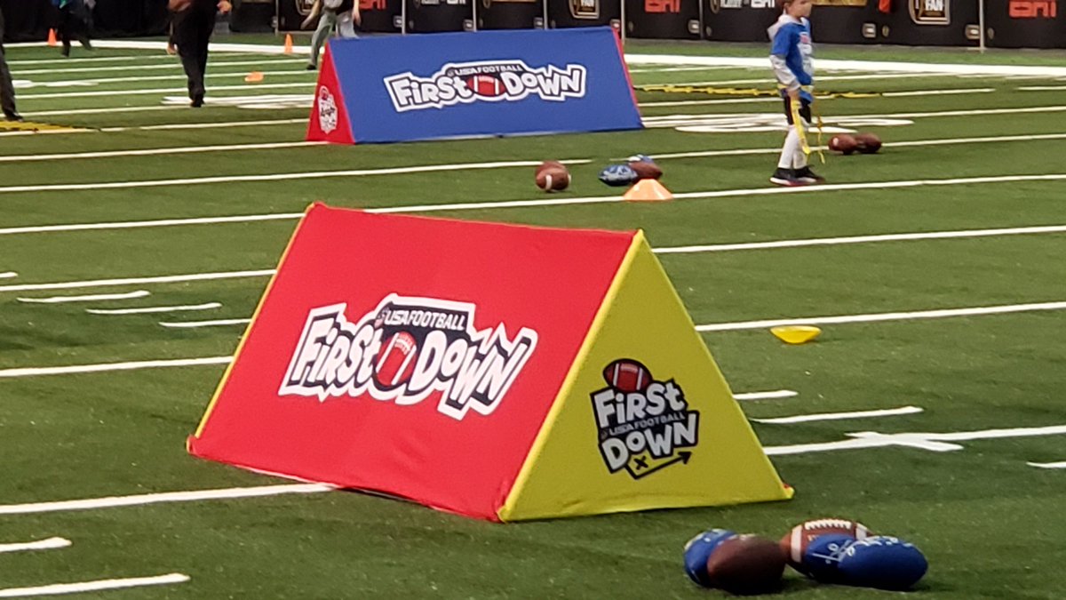 EricMMayes's tweet photo. Great engagement with #MyFirstDown kids at CFP Playoff Fan Central in NOLA. @USAFootball https://t.co/PUveAeHUGN