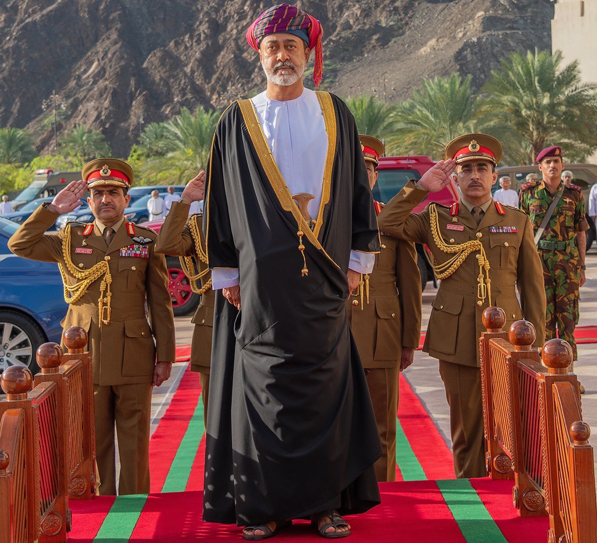 3azzanB's tweet photo. هنيئاً لنا و الشعب العماني كافة على تنصيب حضرة صاحب الجلالة #السلطان_هيثم_بن_طارق_آل_سعيد المعظم سلطاناً لعمان.

#خير_خلف_لخير_سلف https://t.co/7VxZ8HoM7h