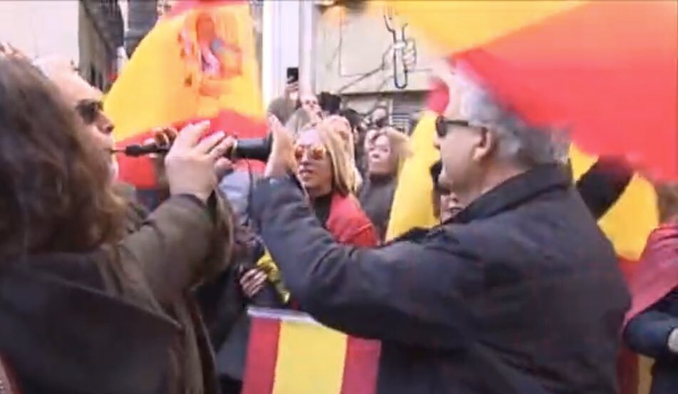 Miquel_R's tweet photo. Un feixista tapant una dolçaina i envoltat de banderes d’Espanya. La imatge que representa perfectament l’extrema dreta que patim els valencians i les valencianes. https://t.co/9Cqy07prS5