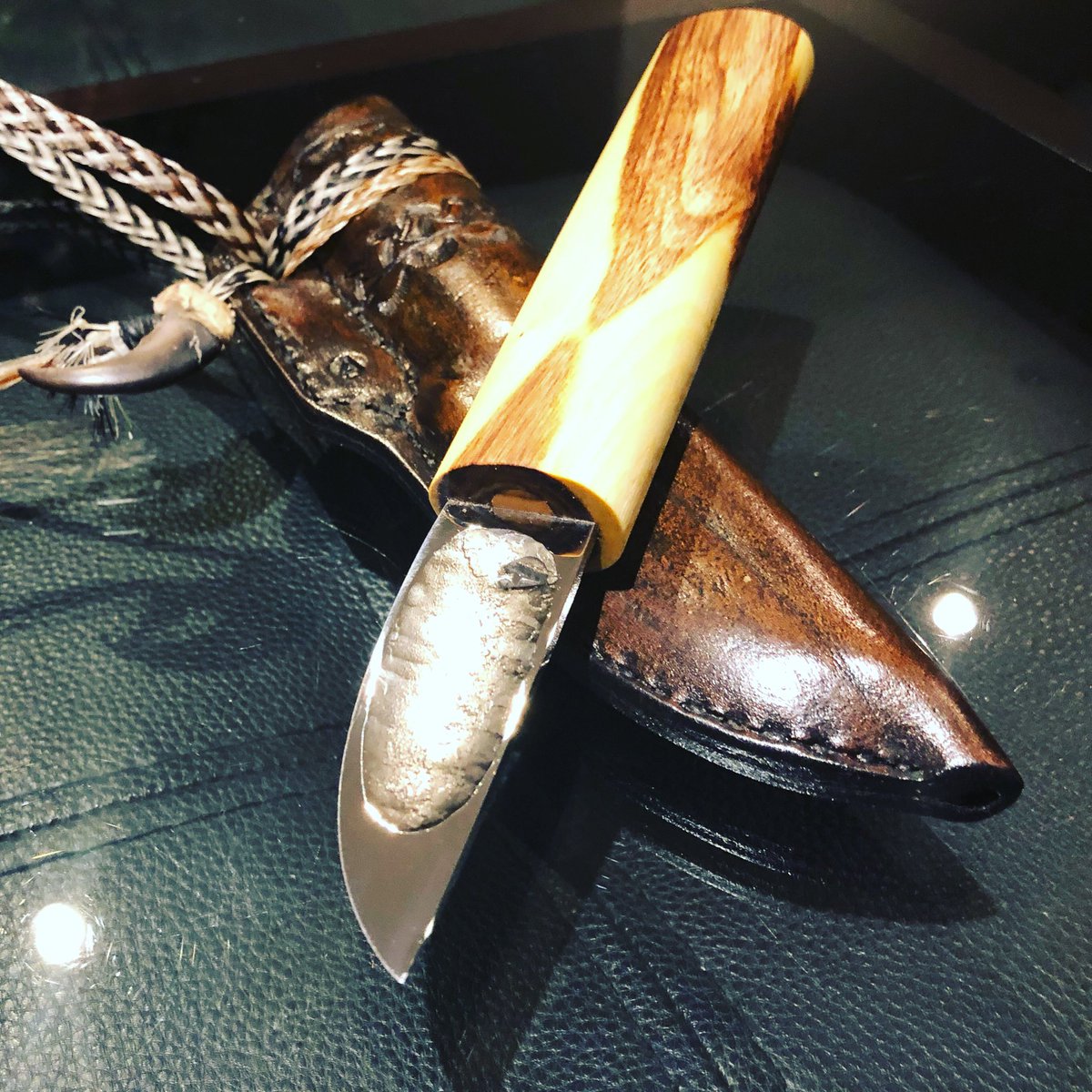 Siberianknives's tweet photo. I use only the traditional materials. High carbon hand forged blades with burl wood and mammoth tusk handles. The belt loops are crafted from the traditional #yakut horse hair. #knife #siberianforge #bushcraft #outdoors #camping #حائل https://t.co/oVclDDntOZ