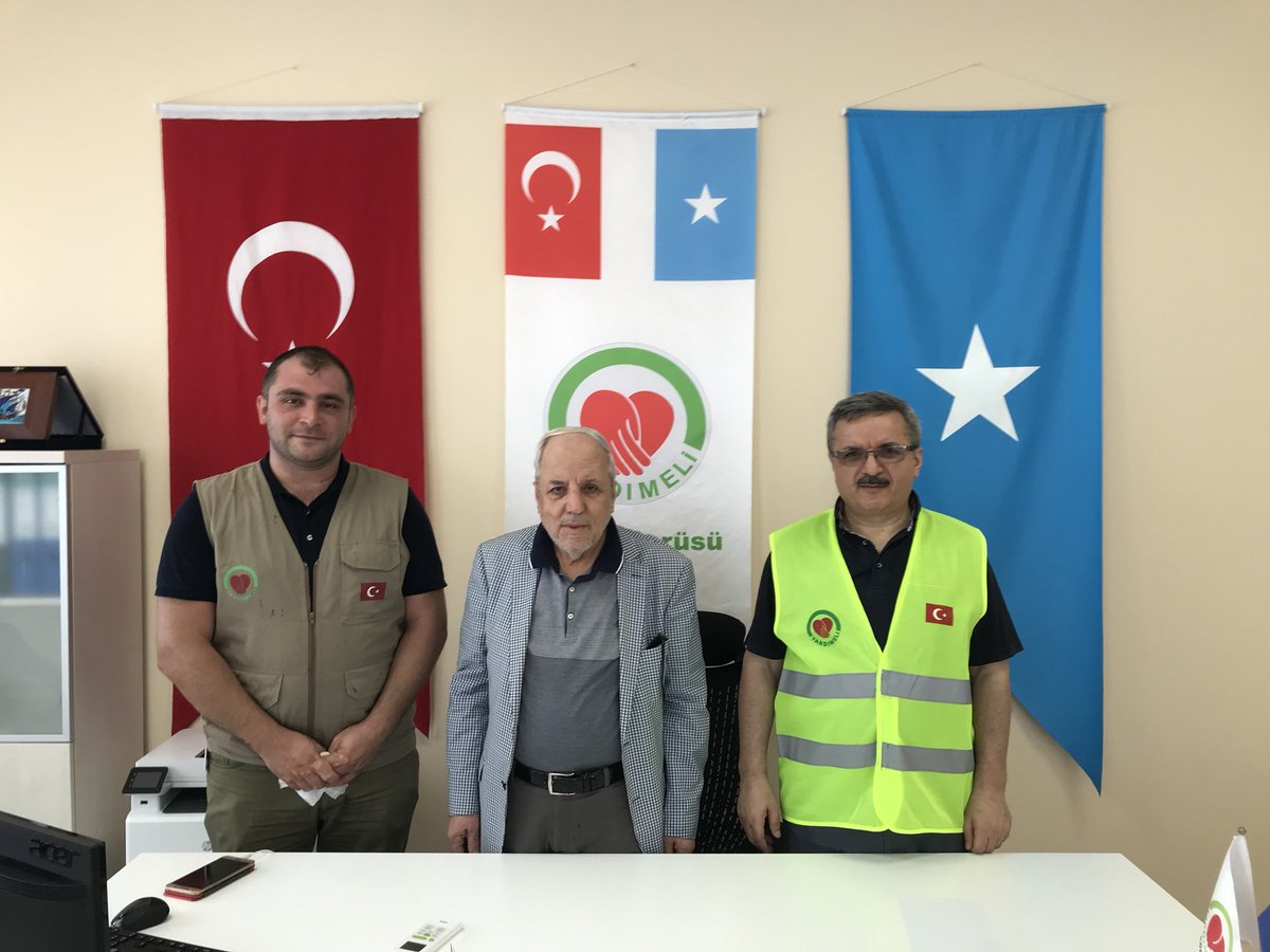 Somali Yardımeli Hastanemizi ziyaret ederek, 2011’de Türkiye Devleti ve Sivil  Toplum Kuruluşlarıyla bismillah diyerek yola çıkılan bir yolda, yok edilmek istenen bir toplumun nasıl yeniden dirilişine katkı sağladığını gözlerimizle gördük hamdolsun. Emeği geçenlere selam olsun