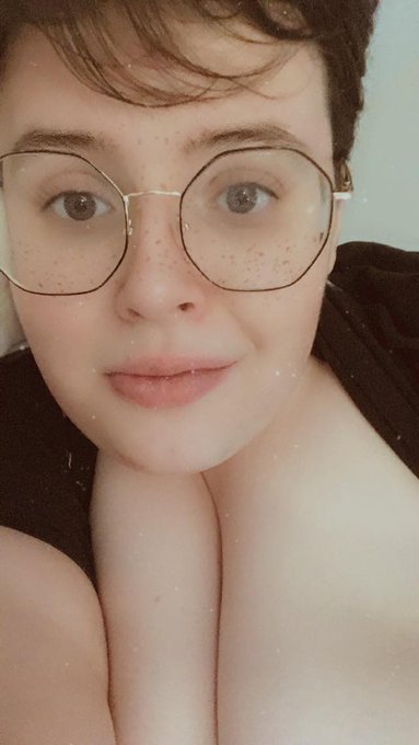 Cute selfie featuring my titties https://t.co/ZlxpduGeAZ