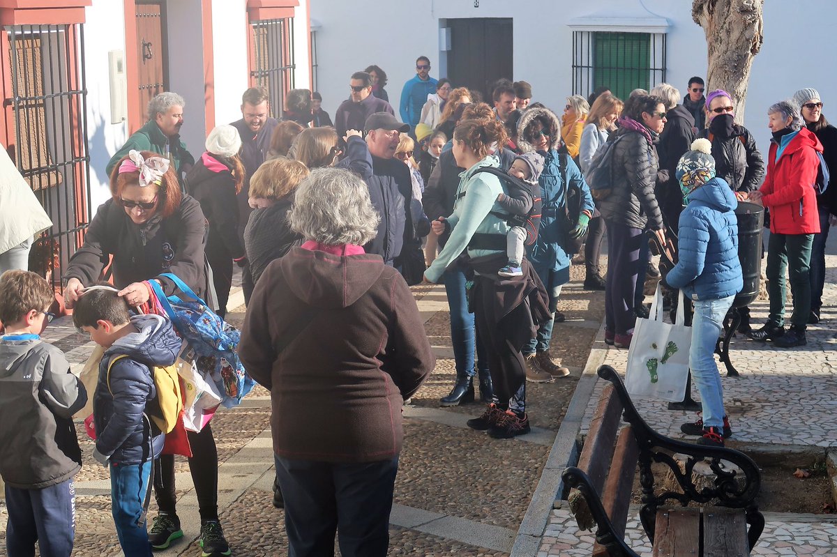 ColectivoMJP's tweet photo. Más de cien personas de la comarca #RíoBodión hemos participado y disfrutado en la recogida de bellotas organizada por el #ColectivoMJP en #ValverdeDeBurguillos. Las sembraremos en #Atalaya el #26deEnero para sumarnos a la #LaGranBellotadaIbérica #ActivaValverde #NuestrosPueblos. https://t.co/DNvDjCPfbE
