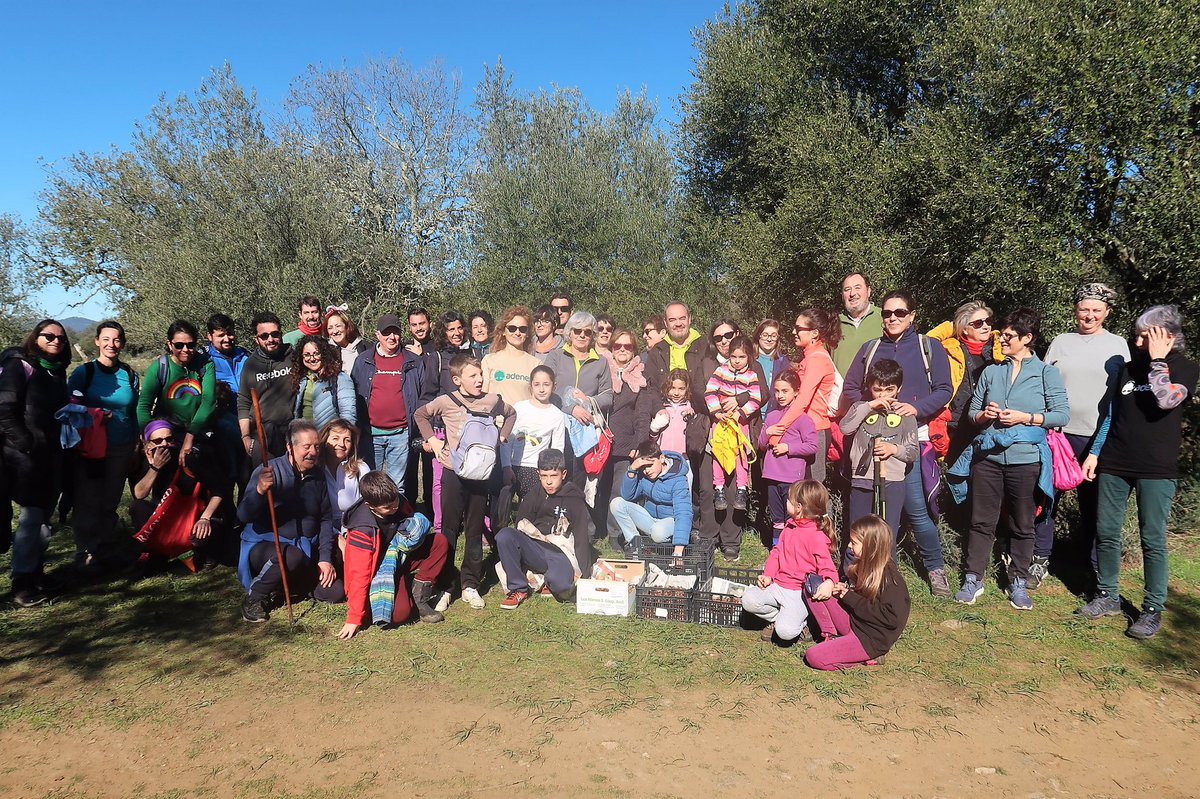 Más de cien personas de la comarca #RíoBodión hemos participado y disfrutado en la recogida de bellotas organizada por el #ColectivoMJP en #ValverdeDeBurguillos. Las sembraremos en #Atalaya el #26deEnero para sumarnos a la #LaGranBellotadaIbérica #ActivaValverde #NuestrosPueblos.