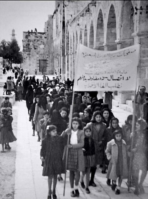 losotrosjudios's tweet photo. Protesta de mujeres palestinas en 1930 en Jerusalén contra la ocupación británica. El cartel dice "No hay diálogo ni negociaciones hasta que termine el Mandato (británico)".
#RecognizePalestine

Vía @ArarYounes https://t.co/8s4L0D9Ixi