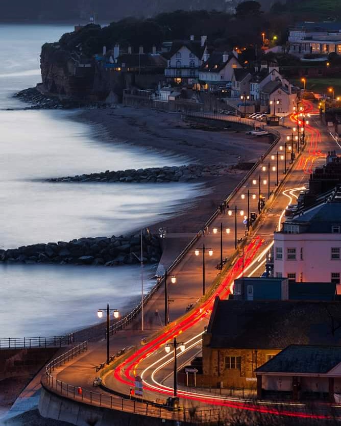 alexwaltonpics's tweet photo. Trail lights along Sidmouth seafront.
#sidmouth #eastdevon #traillights https://t.co/qzjwoeklcR
