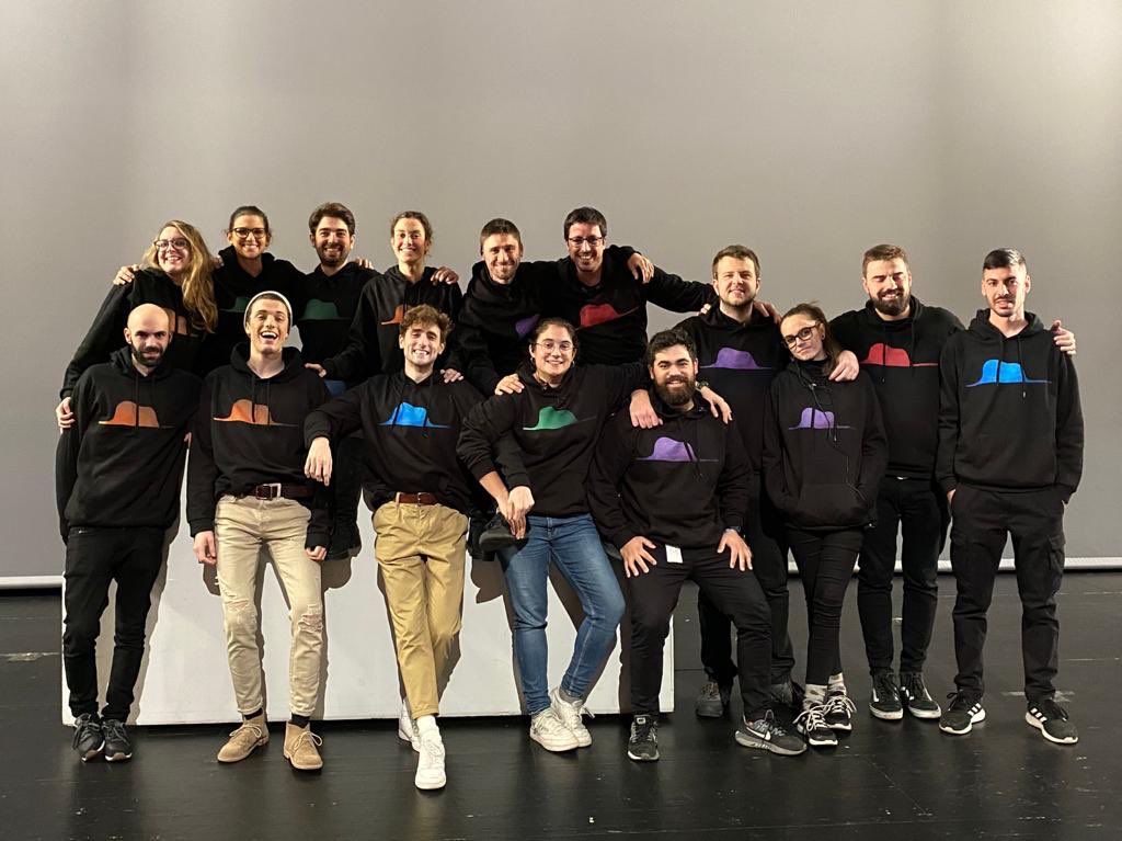 PetitPrincepBCN's tweet image. Aquest és el fantàstic equip de 'El Petit Príncep' amb les dessuadores que els hi han portat els Reis Mags! 
I vosaltres, ja us heu deixat portar per la màgia del Petit Príncep?✨
Queden molt poques funcions, fins al 2 de febrer, us hi esperem✈️!