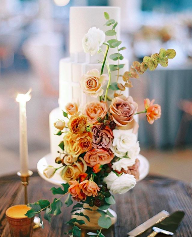 WeddingWire's tweet image. Flower power or flour power? This cake is serving us both!🌼🍰 {Yuri Yatel}