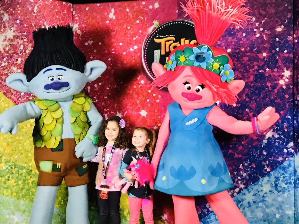 Christy_Dani's tweet photo. Hug time! @TrollsLIVE @ChicagoTheatre #Poppycorn #Hugtime https://t.co/SIAH5bL11o
