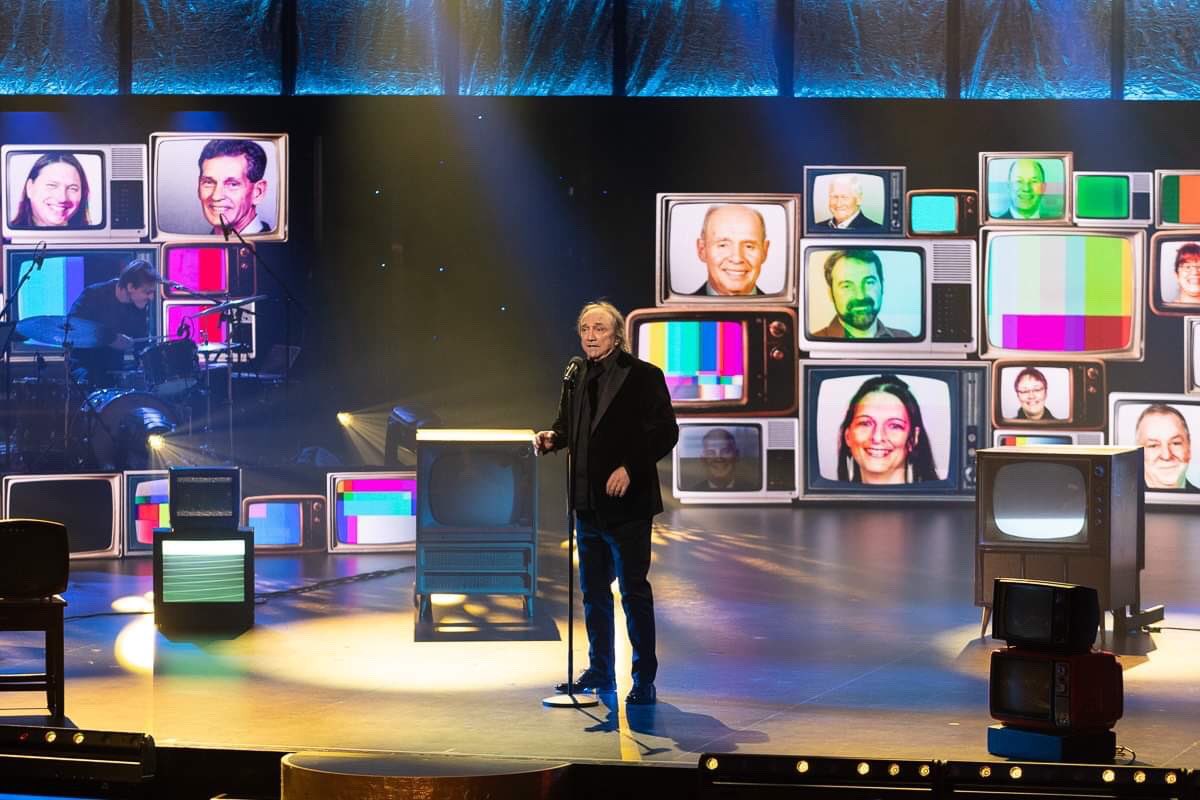 C’est le grand Claude Dubois qui ouvre le bal!😍🎤 #celebration2020