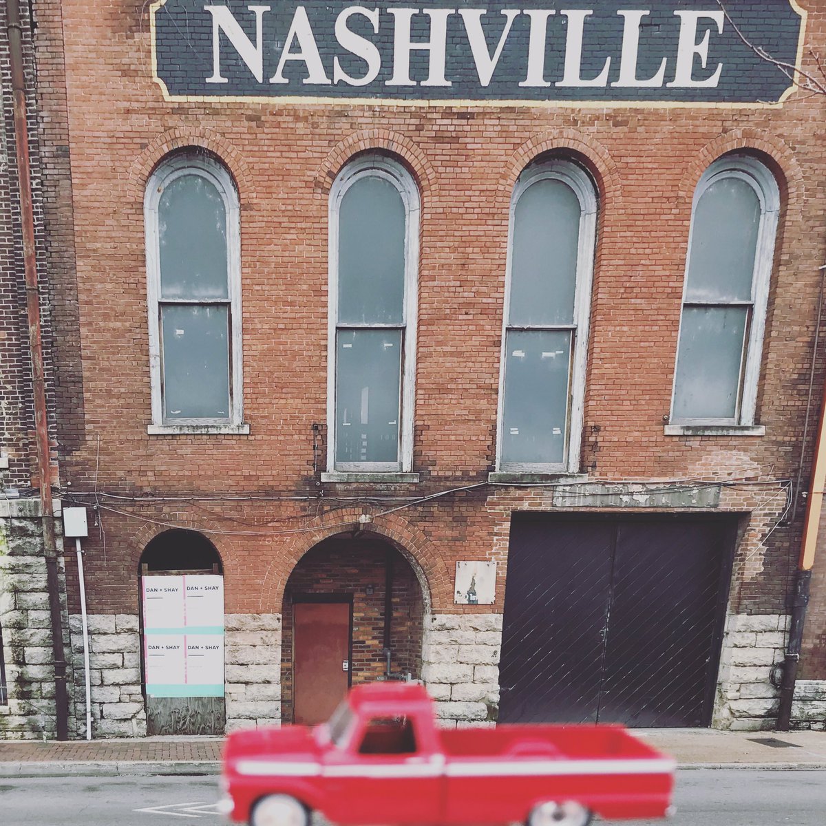 FollowTheRedTr1's tweet photo. #SundayFunday #FollowTheRedTruck #americanmade #tennessee #nashville #RedTruck #fordred #ford #farmtruck #redbarn #snow #evergreen #winterscenery #Sustainability #organic #Photography #Outdoors #Tennesseelandscape #explorenashville #exploretennessee #middleTN https://t.co/qN04pguB15