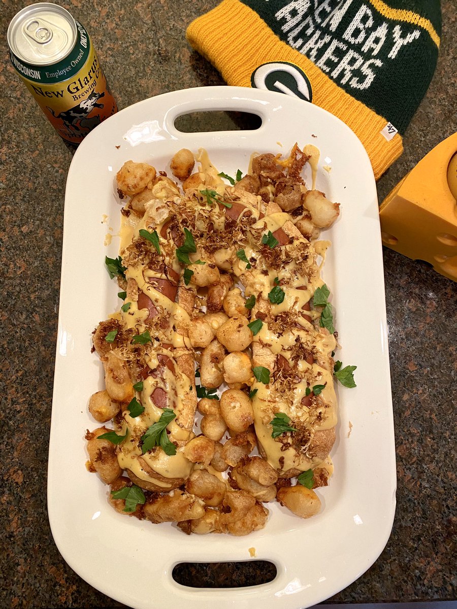 MichelleBruton's tweet image. I present to you...the Lambeau Horse Collar. Kielbasa with spicy mustard baked into crusty bread, topped with beer cheese, fried sauerkraut, and fresh curds. A labor of love tbh