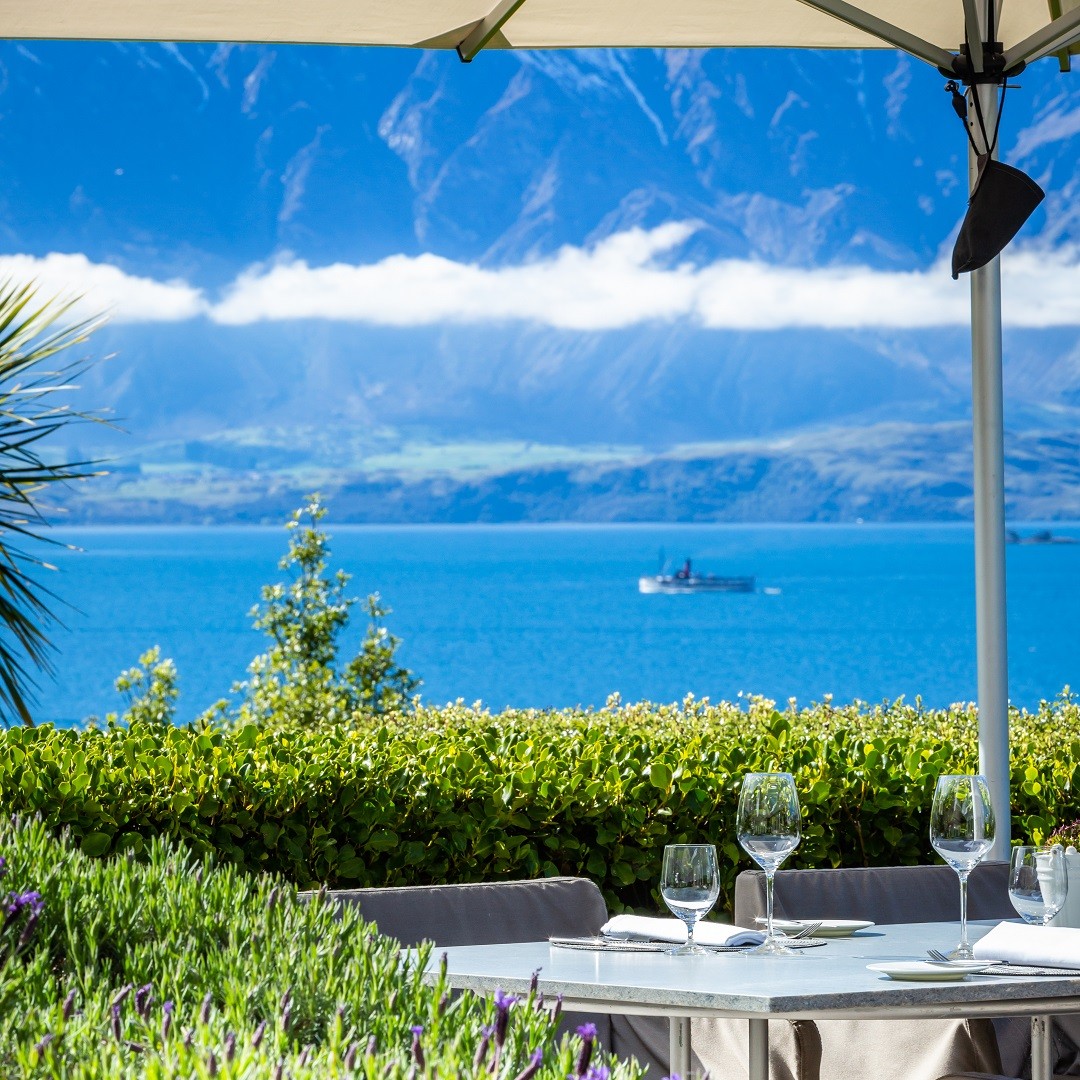 How every summer day should be spent, al fresco dining lakeside ☀️ 
#matakaurilodge #robertsonlodges #relaischateaux #luxurylodgesnz #queenstown
