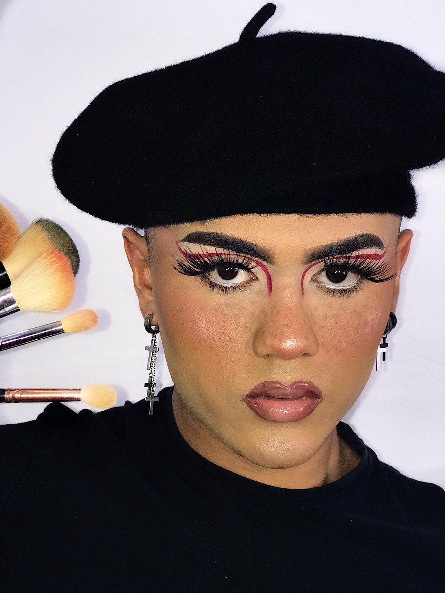 crziikid's tweet photo. ARTIST 👨🏻🎨
loving #grafficliner
#makeupdeets
Eyes: primer by @plouise1
Liner: @jeffreestar @jeffreestarcosmetics #REDRUM
Face: @fentybeauty / @maybelline foundation
@airspunofficial set https://t.co/tVic3S62JY