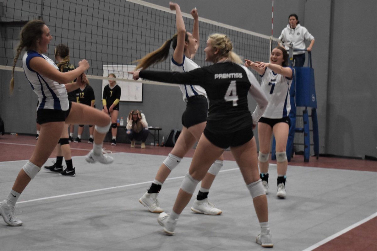 TaraCullen4's tweet photo. Fun day watching the girls play up in an 18’s Power (Ayla is 16’s playing up on 17’s) for some extra practice. Beat the undefeated team 15-1 in the 3rd set 😳. #SportsMama #MyWorld #3 @CullenAyla https://t.co/hHIaMwW8fi