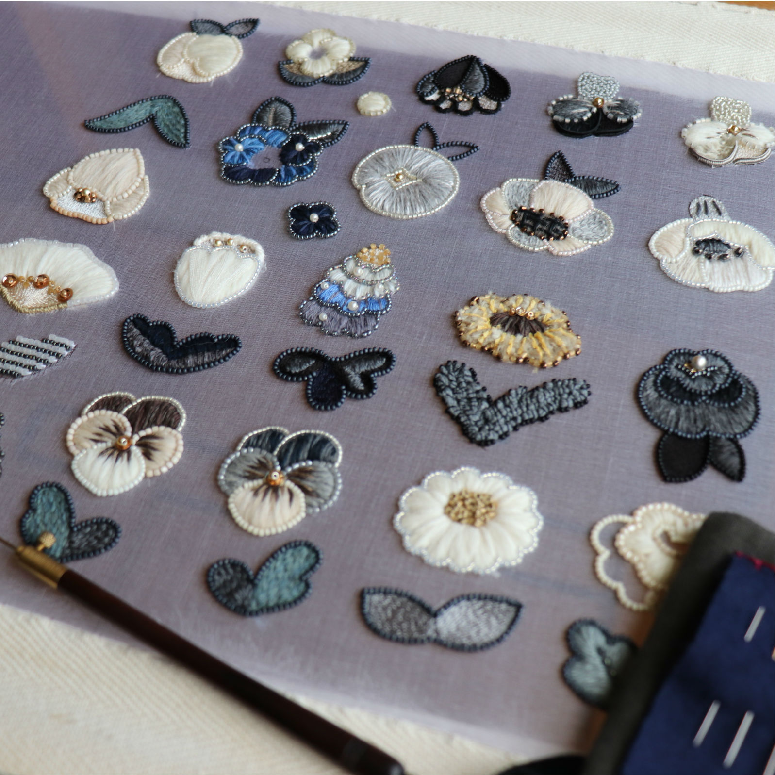 ①花刺繍ブローチ acou あまく アク 小林彩乃 ①花刺繍ブローチ acou あまく アク 小林彩乃