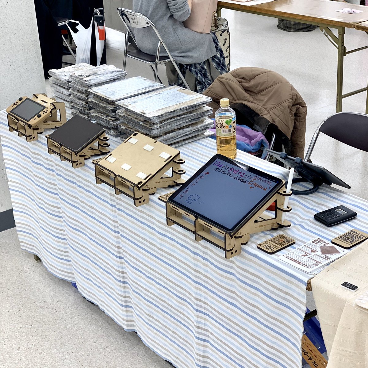 谷6fab店長 11 8コミックシティ福岡 V22 على تويتر 本日trc 東京流通センター でのイベントにて お絵かき 音ゲーが捗る タブレットスタンド Engawa By 谷6fab 頒布 デスクにナナメ固定できる機能で Ipadでのお絵かきから Nintendoswitch やスマホでの音ゲー