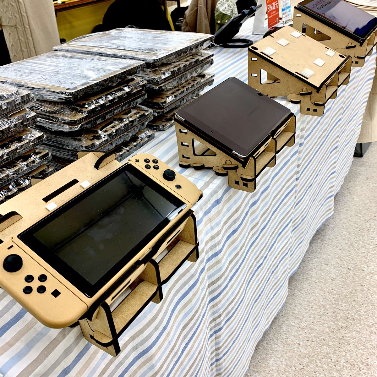 谷6fab店長 つくマス على تويتر 本日trc 東京流通センター でのイベントにて お絵かき 音ゲーが捗るタブレットスタンド Engawa By 谷6fab 頒布 デスクにナナメ固定できる機能で Ipadでのお絵かきから Nintendoswitch やスマホでの音ゲーまで快適に お試し
