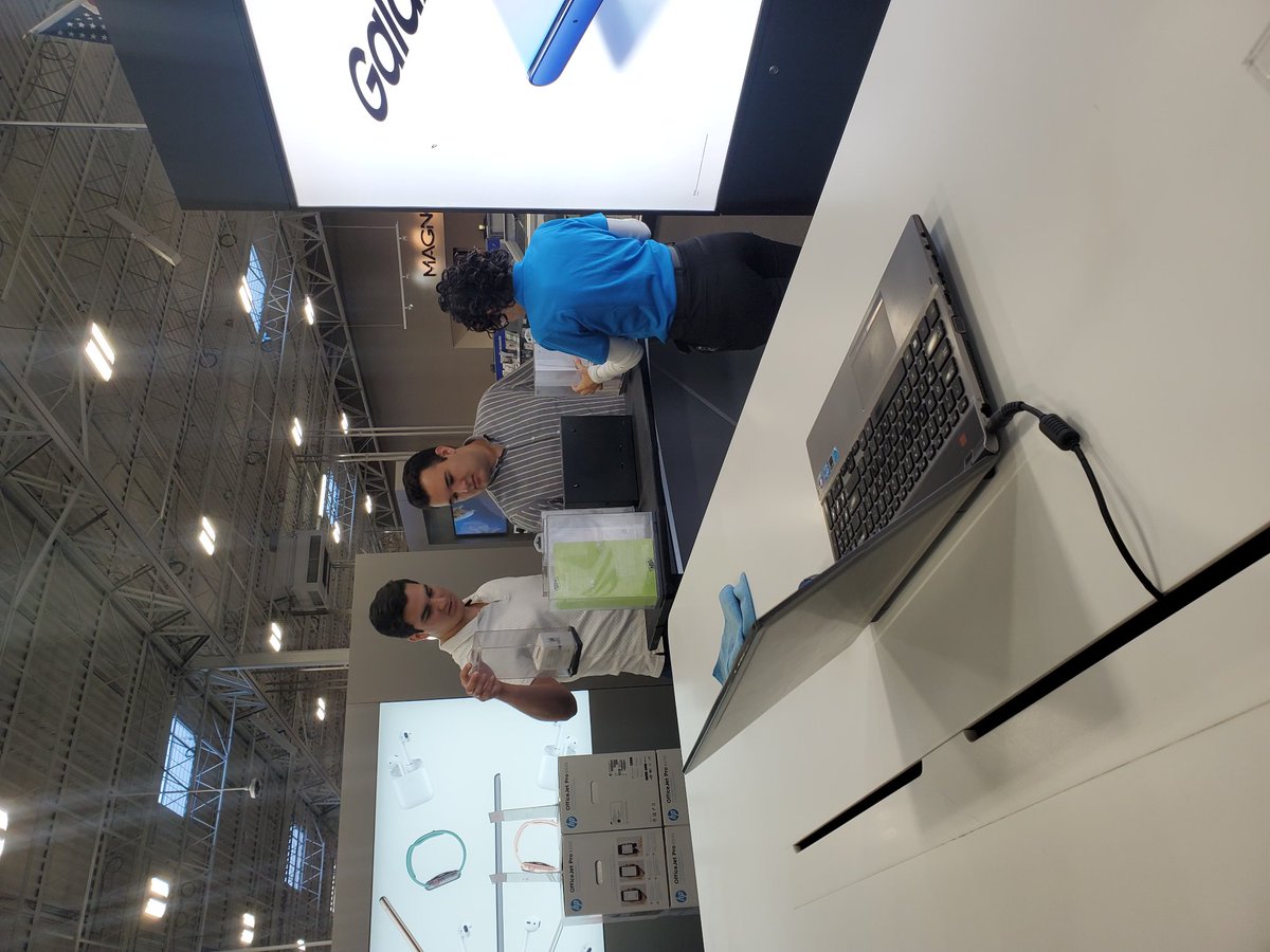 houstonsamsung's tweet photo. Stylish on a budget. You won't find these open box deals anywhere else ! 😁😁  #HoustonSESFlagship #OpenBox #Bestbuy291 @mrentas258 @Krivs14 https://t.co/lgOZSozZHo